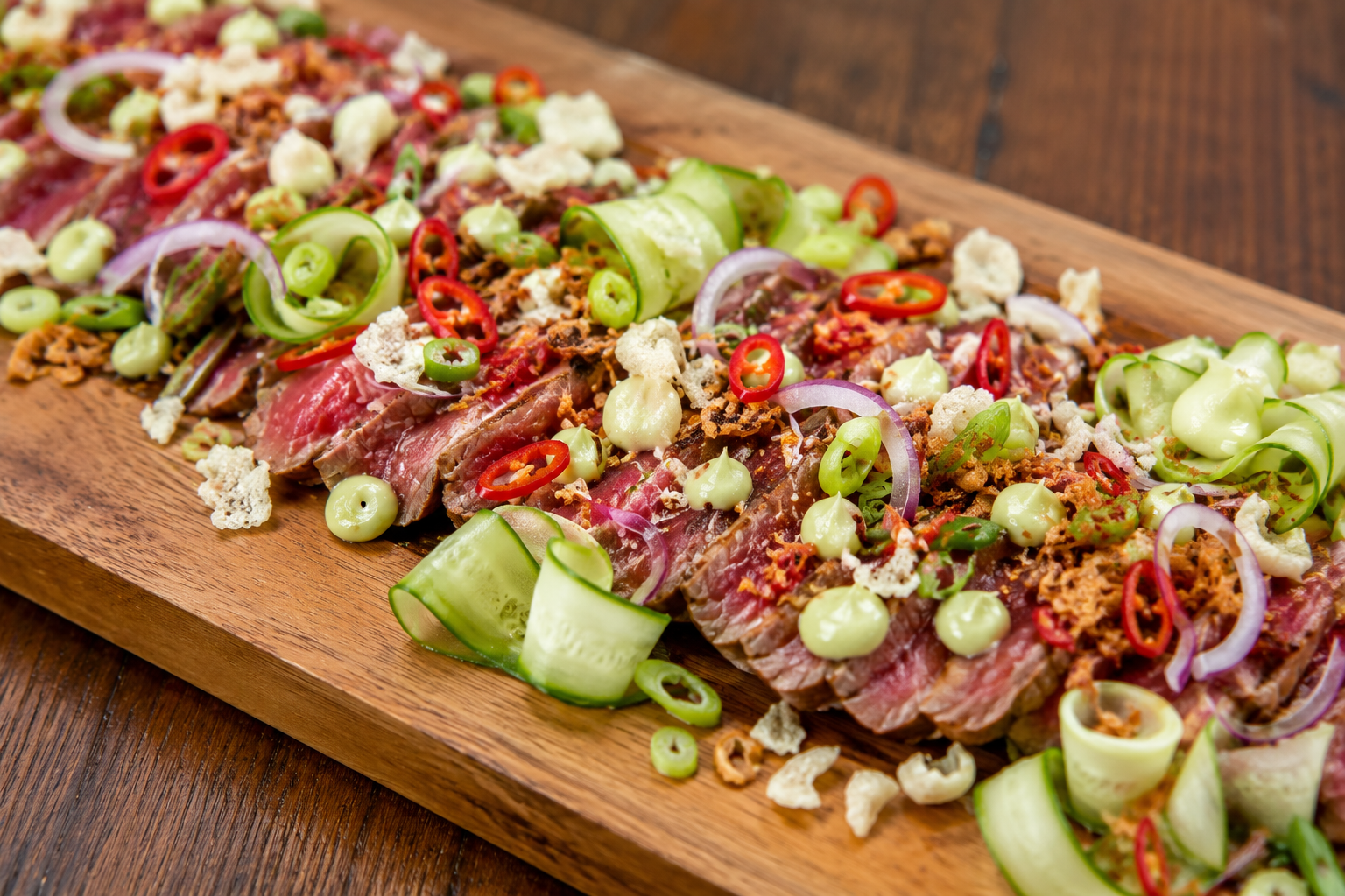 Aziatische diamanthaas met komkommer, rode ui en wasabi-mayonaise.